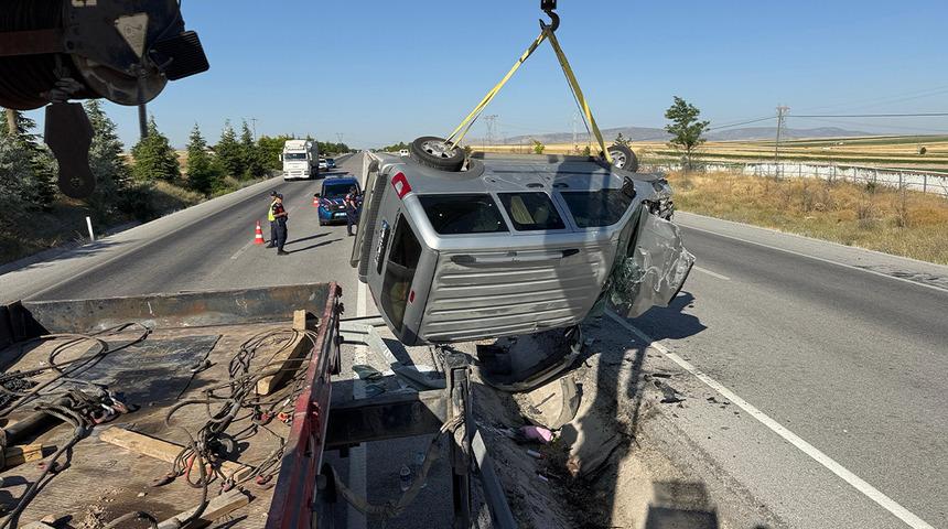 Refüje devrilen hafif ticari araçta 2 kişi yaralandı