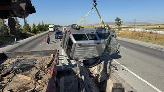 Refüje devrilen hafif ticari araçta 2 kişi yaralandı