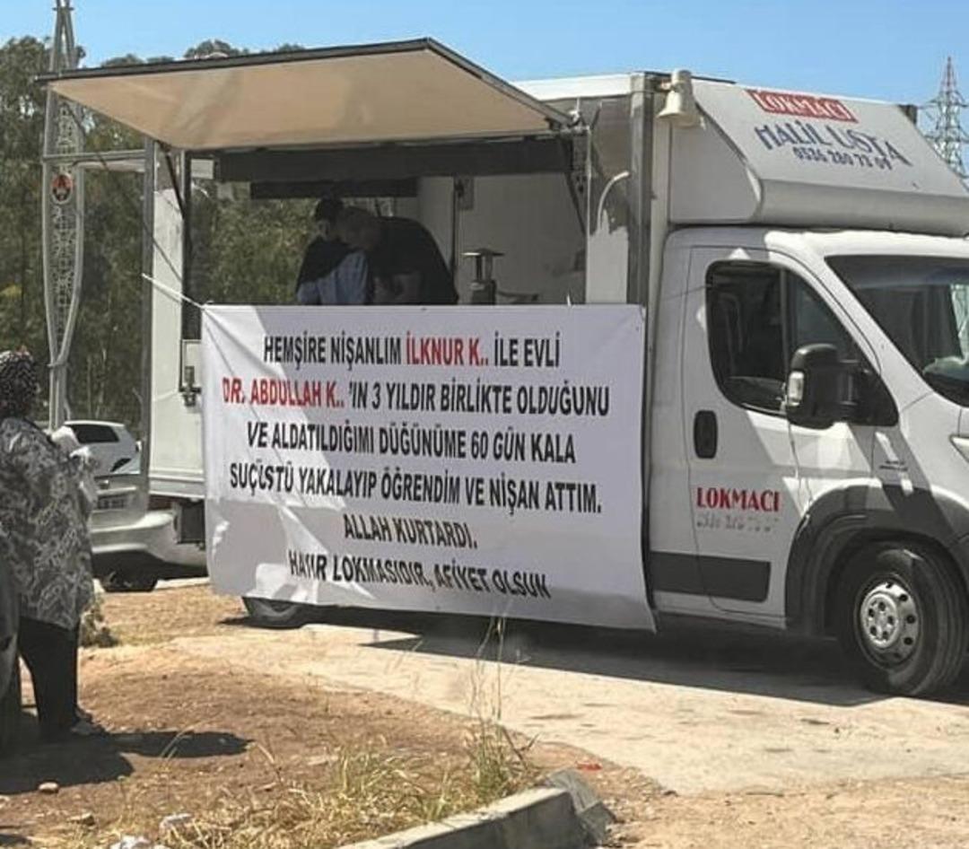 Aldatıldığını öğrendi, lokma dağıttı! Hastane önüne astığı pankarta bakın ne yazdı! 1