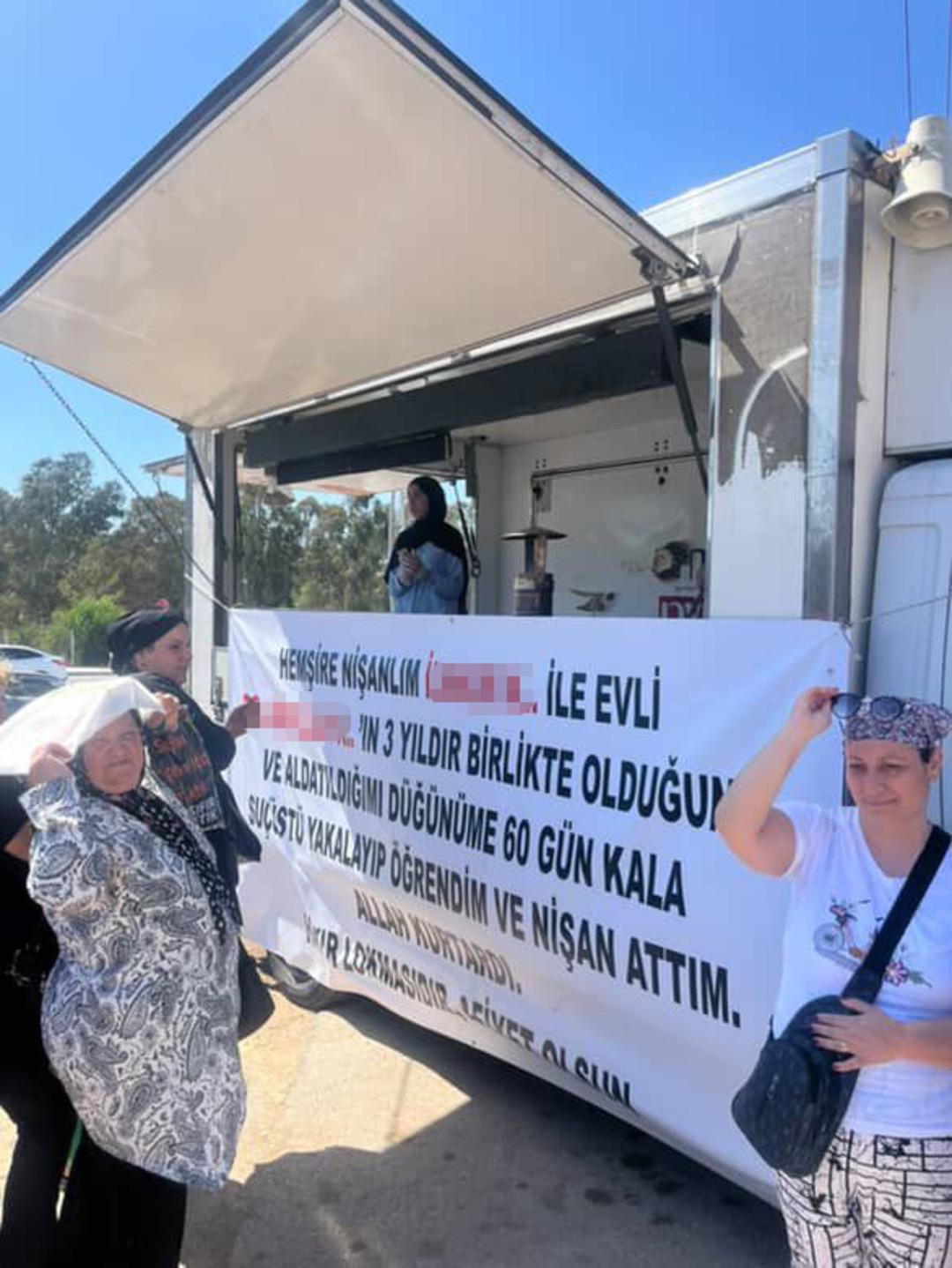 Aldatıldığını öğrendi, lokma dağıttı! Hastane önüne astığı pankarta bakın ne yazdı! 3