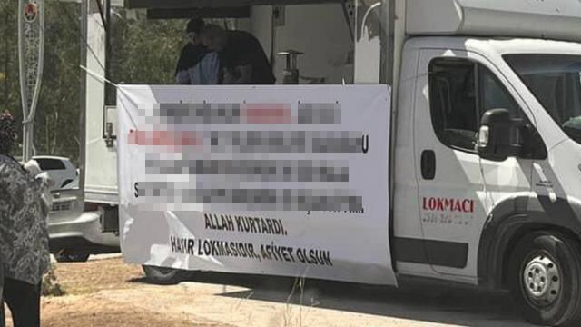 Aldatıldığını öğrendi, lokma dağıttı! Hastane önüne astığı pankarta bakın ne yazdı!