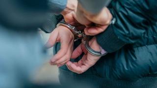 Telefonla aradıkları kişiyi 7 milyon lira dolandıran 4 şüpheli tutuklandı