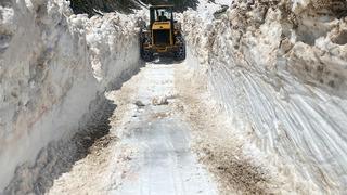 Türkiye yanarken Rize'de şaşırtan görüntü: Kar kalınlığı 5 metreyi aştı!