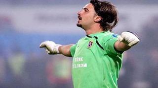 Onur Kıvrak kalıyor!
