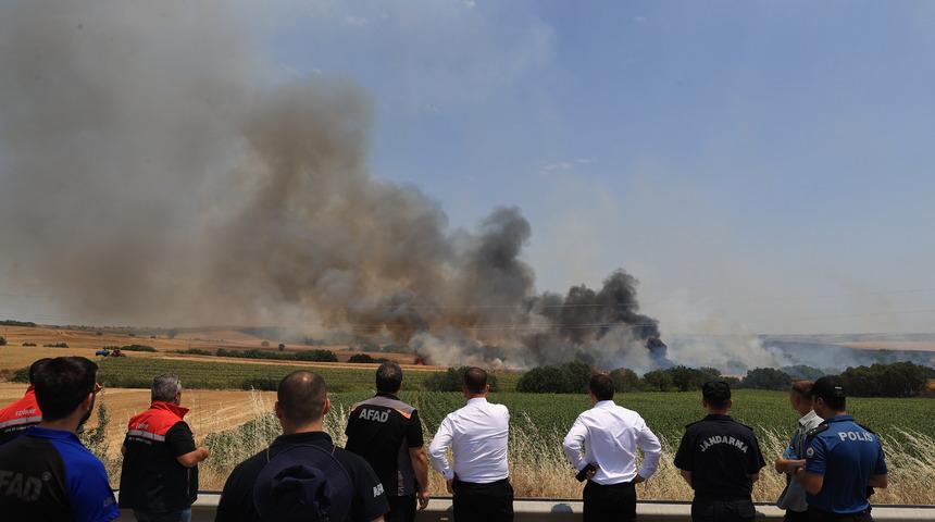 Edirne'de balya yüklü römorktan tarım arazilerine sıçrayan yangın kontrol altına alındı
