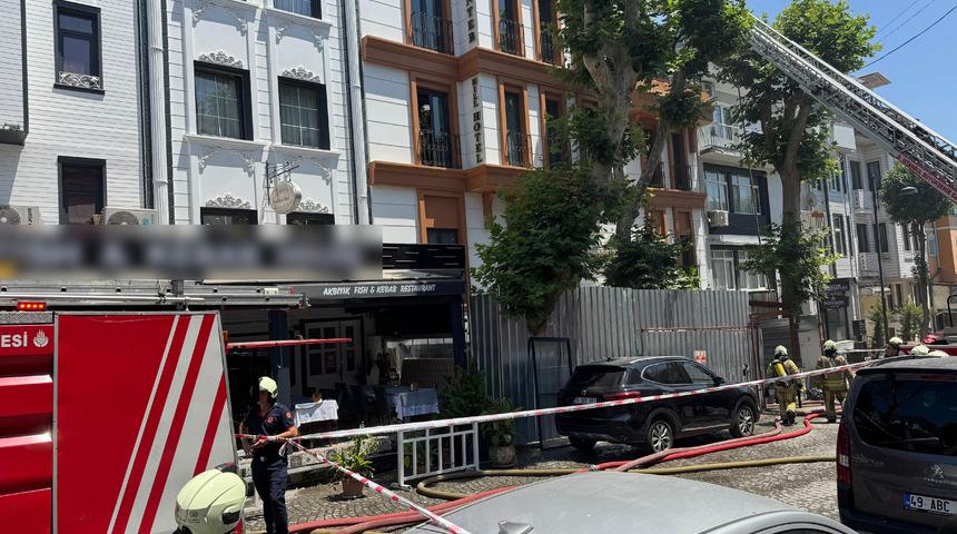 Fatih'te bir otelin çatısında çıkan yangın söndürüldü