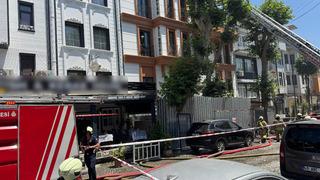 Fatih'te bir otelin çatısında çıkan yangın söndürüldü