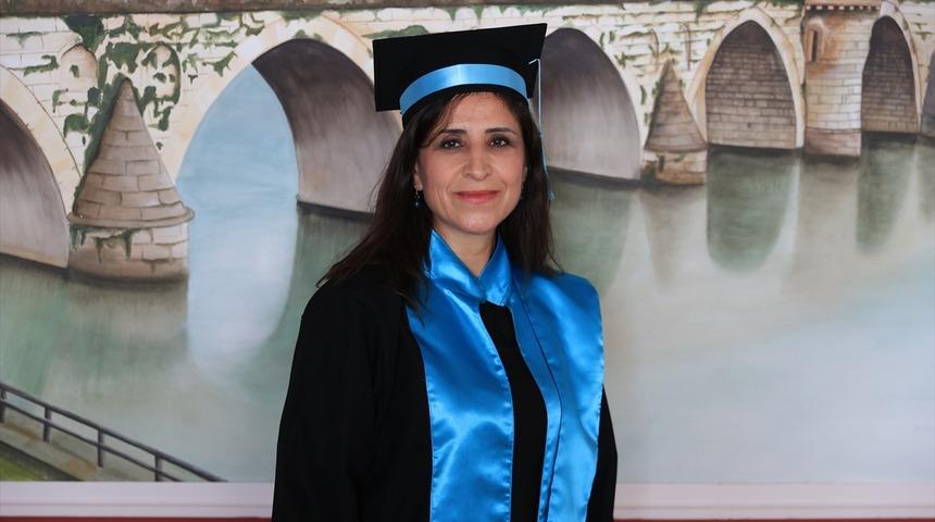 Kızına örnek olmak istedi, üçüncü üniversitesini tamamladı