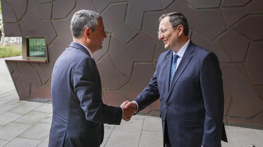 CHP Genel Başkanı Özel, Türkiye'nin Berlin Büyükelçisi Turan'ı ziyaret etti