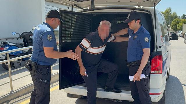 Otobüste iğrenç olay! Gözaltına alındı, kimliği şaşkına çevirdi