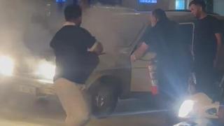 Seyir halindeyken alev alan otomobilin yardımına vatandaşlar yetişti