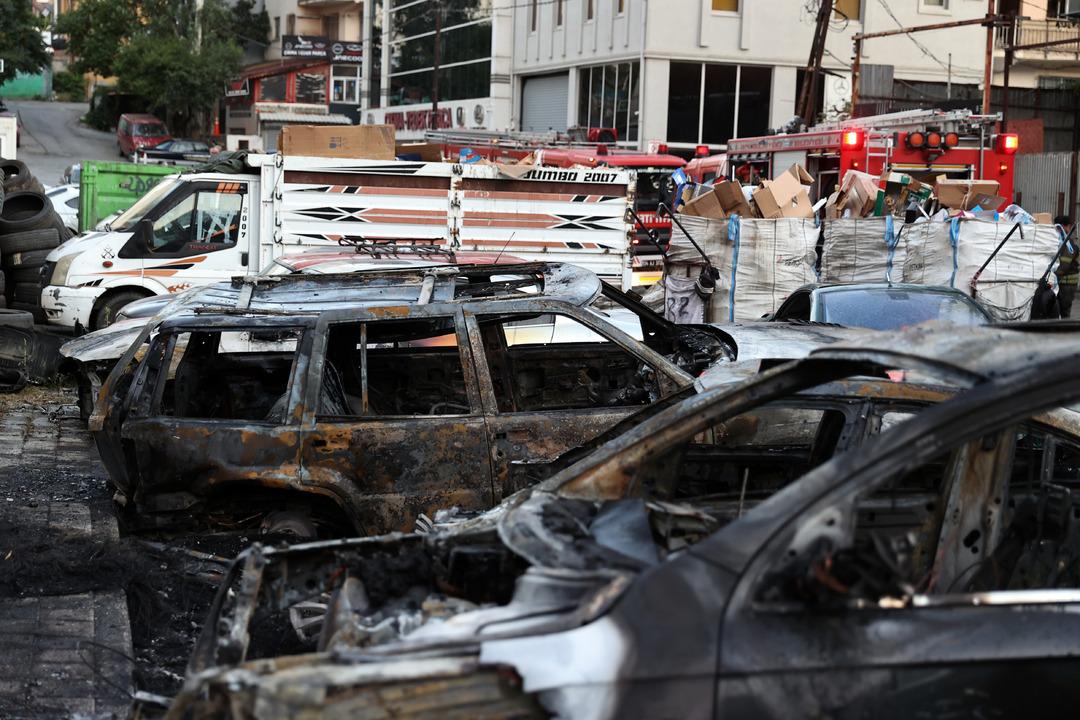 Ataşehir de sanayi sitesinde feci yangın: Park halindeki otomobiller küle döndü! 1