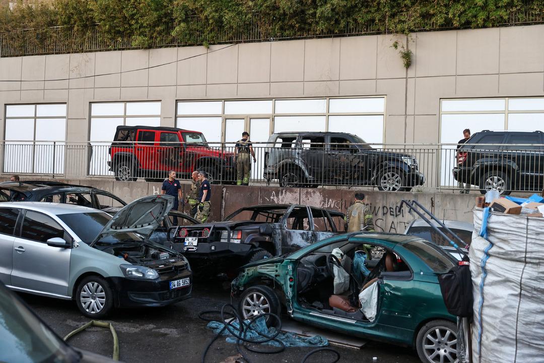 Ataşehir de sanayi sitesinde feci yangın: Park halindeki otomobiller küle döndü! 5