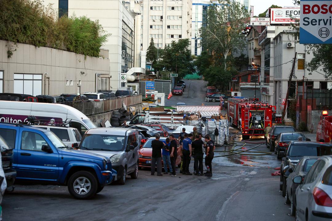 Ataşehir de sanayi sitesinde feci yangın: Park halindeki otomobiller küle döndü! 7