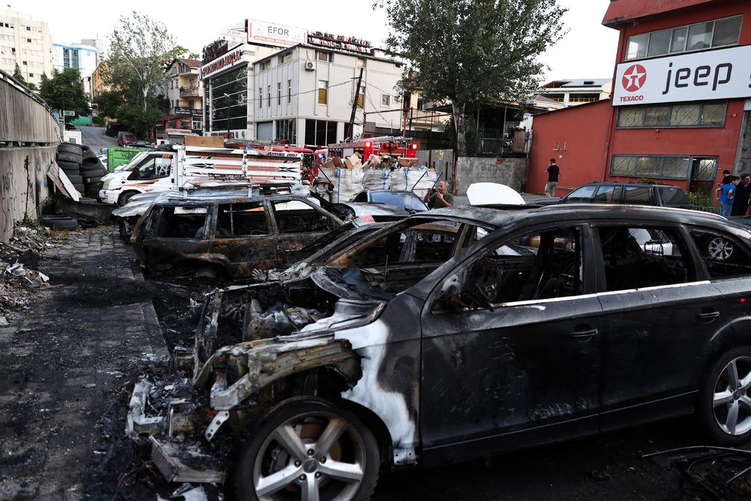 Ataşehir de sanayi sitesinde feci yangın: Park halindeki otomobiller küle döndü! 6