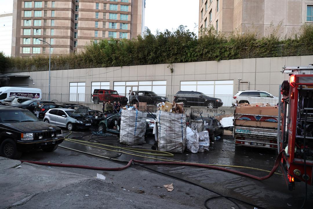 Ataşehir de sanayi sitesinde feci yangın: Park halindeki otomobiller küle döndü! 4
