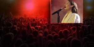 Hem geç kaldı hem de konserine bornozla çıktı! Ünlü şarkıcı Alya'yı gören şaştı kaldı