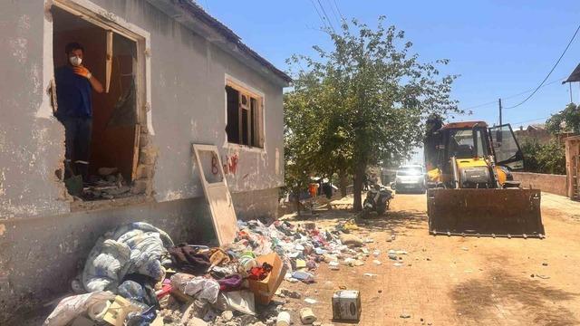 Sokaklarda topladığı çöpleri 7 yıldır evinde biriktiren zihinsel engelli kadının çöp evinde temizlik çalışması başladı