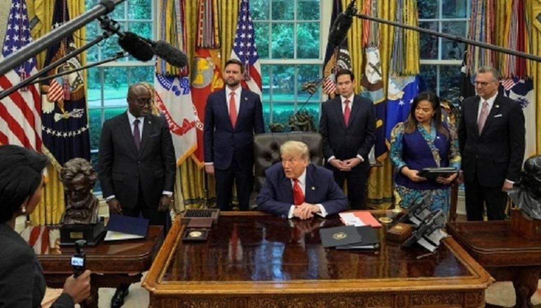 Barış anlaşması imzalanıyordu! Donald Trump muhabire bakın ne dedi! Oval ofisteki şaşırtan anlar... 1