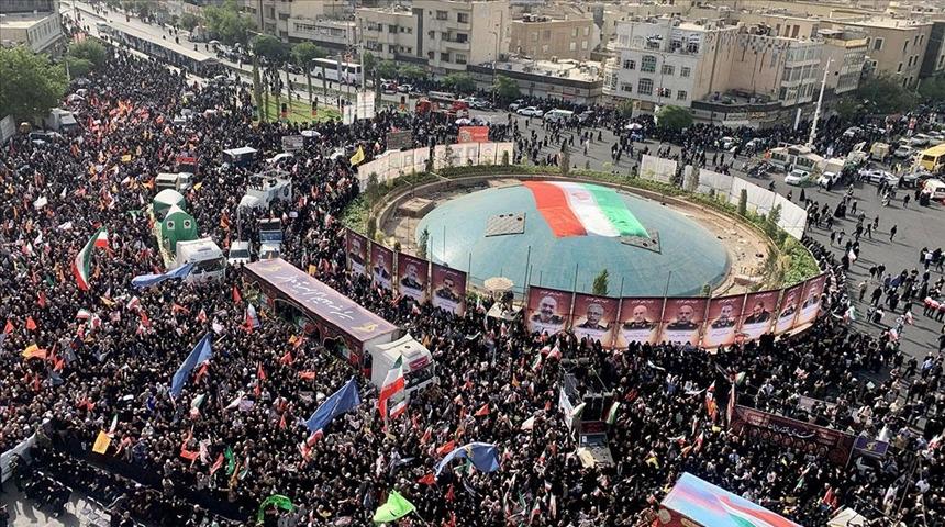 İsrail'in saldırılarında hayatını kaybeden İranlı yetkililer ve bilim insanları için toplu cenaze töreni düzenlendi