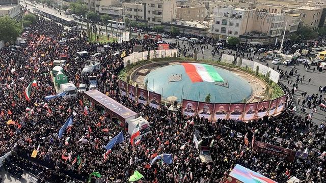 İsrail'in saldırılarında hayatını kaybeden İranlı yetkililer ve bilim insanları için toplu cenaze töreni düzenlendi