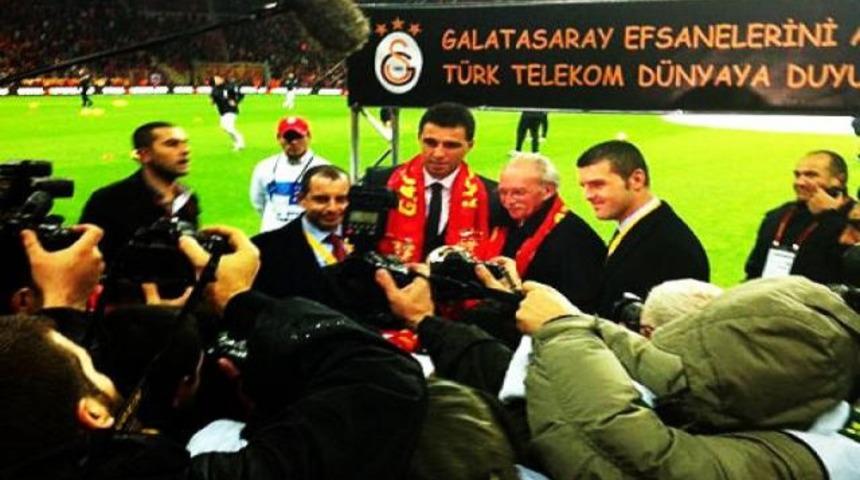 Hakan Ş&uuml;k&uuml;r'e plaket!