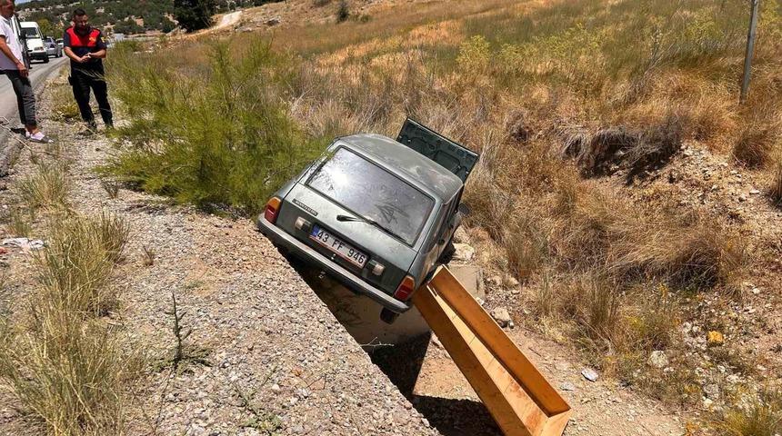 Emet-Hisarcık karayolunda kontrolden çıkan araç şarampole devrildi: 2 kişi yaralandı