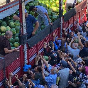 Tokatlı üreticiden halka ikram karpuzlar yarım saatte bitti