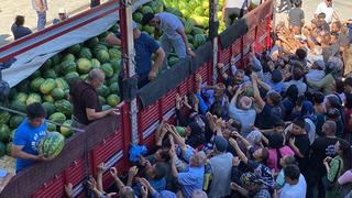 Tokatlı üreticiden halka ikram karpuzlar yarım saatte bitti