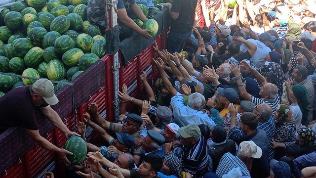 İzdiham yaşandı: Ücretsiz dağıtılan 26 ton karpuz 45 dakikada bitti! 