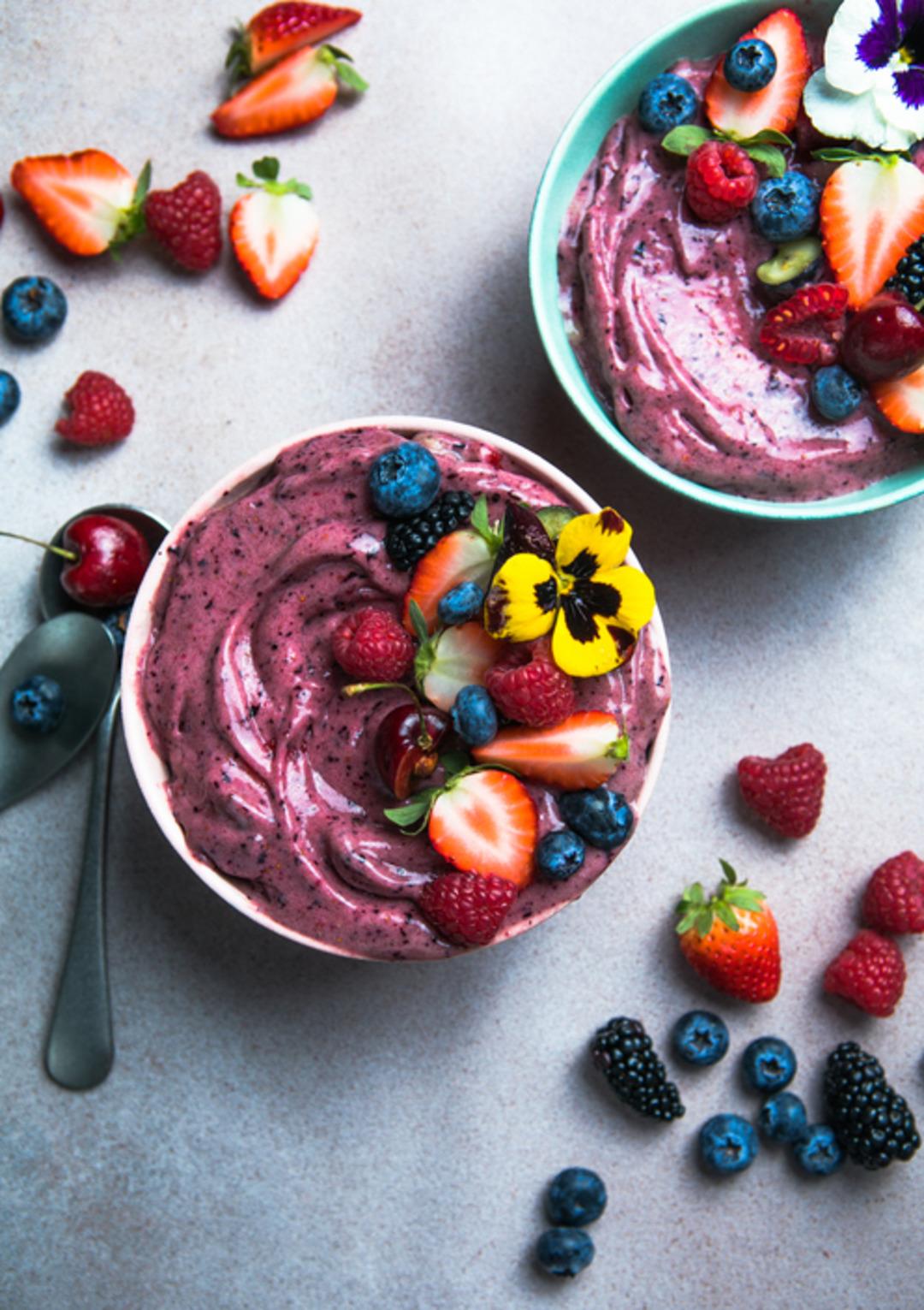 Dondurmalı smoothie bowl gecesi: Yazın en serin ve eğlenceli sofrası! Smoothie bowl özel ve pratik tarifler... 1