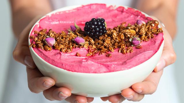 Dondurmalı smoothie bowl gecesi: Yazın en serin ve eğlenceli sofrası! Smoothie bowl özel ve pratik tarifler...