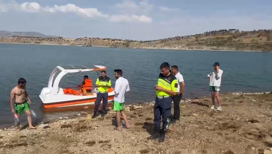 Baraj gölünde insan bedenine benzetilen duba ekipleri alarma geçirdi 1