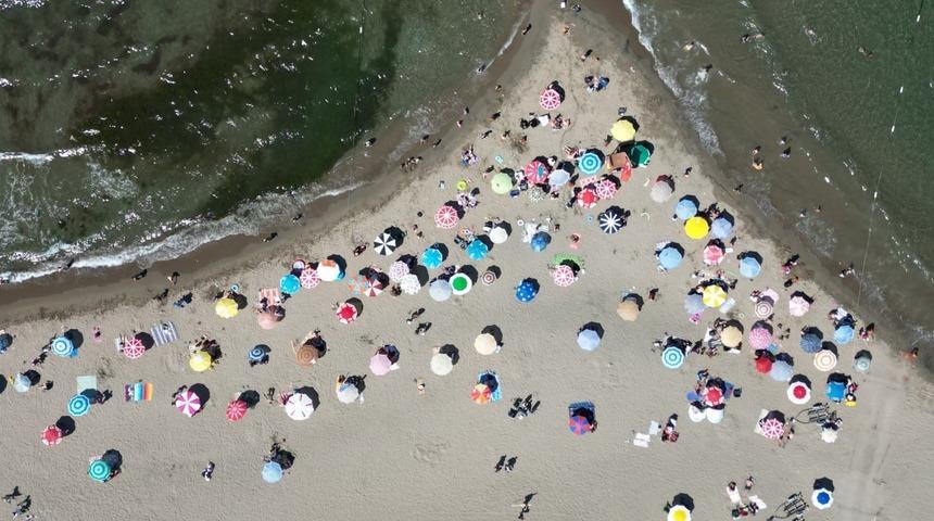 Karasu'ya tatilciler akın etti! Plajlarda adım atacak yer kalmadı