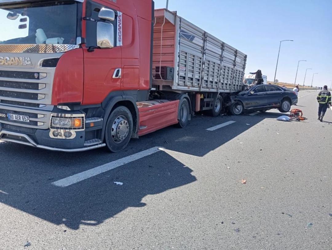 Aksaray da feci ölüm! Otomobil, lastiği patlayan tıra arkadan çarptı: 2 ölü, 1 yaralı 3