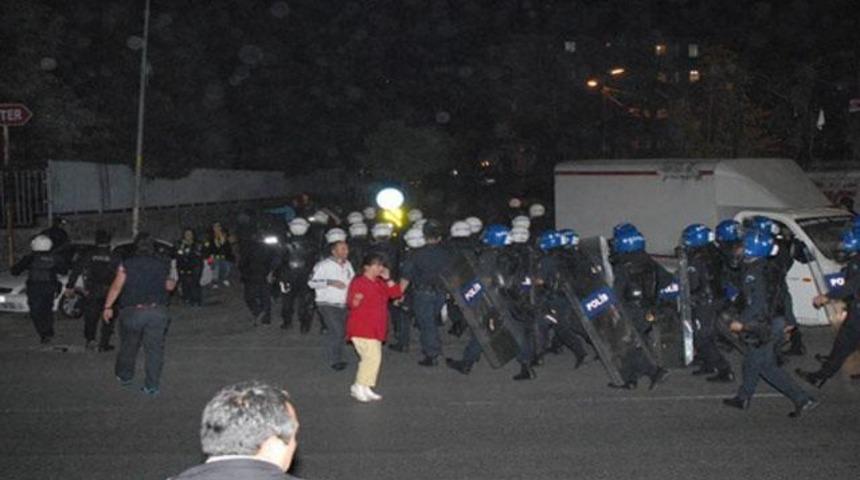 Kararın ardından adliye &ouml;n&uuml; karıştı