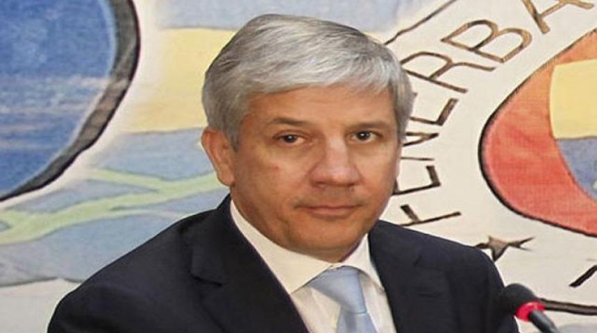 "&Uuml;nal Aysal trib&uuml;nlere oynuyor"