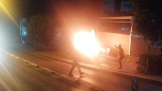 Park halindeki otomobil alevlere teslim oldu