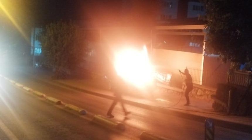 Park halindeki otomobil alevlere teslim oldu