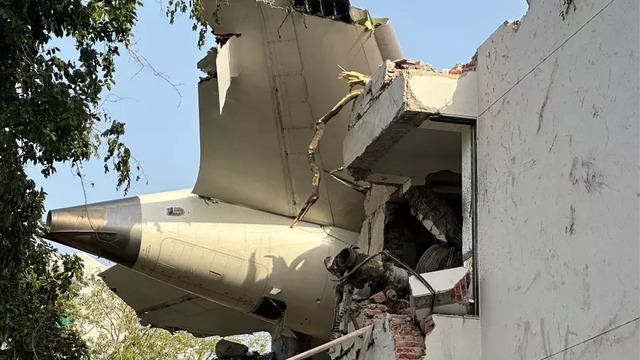 Hindistan'da düşen uçakla ilgili çarpıcı gelişme! "Son derece sıra dışı" 