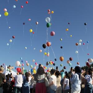 Kayseri'de kanseri yenen 3 yaşındaki Deniz için gökyüzüne balonlar bırakıldı