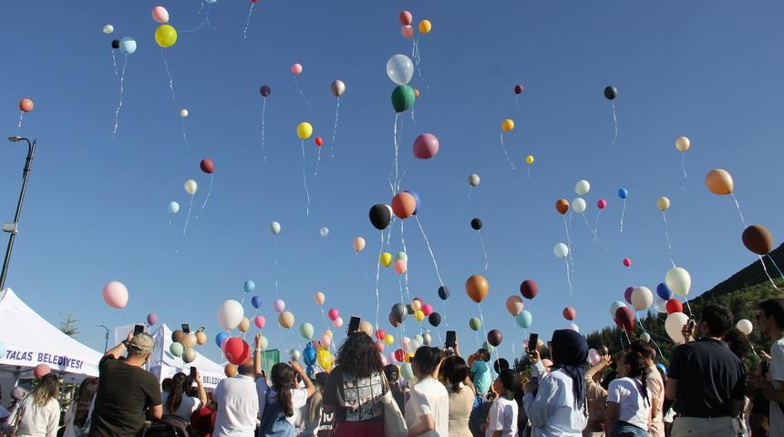 Kayseri'de kanseri yenen 3 yaşındaki Deniz için gökyüzüne balonlar bırakıldı