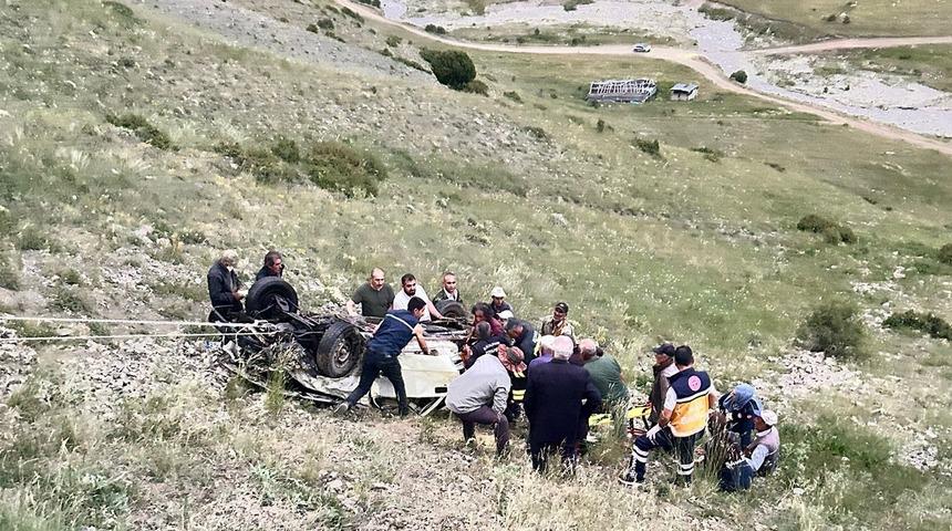 Erzurum'da şarampole devrilen kamyonetin sürücüsü hayatını kaybetti