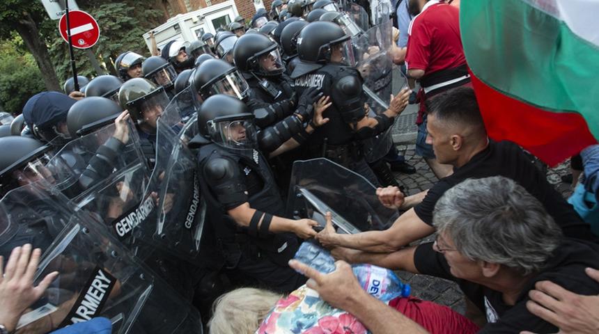 Bulgaristan'ın avroya geçişi protesto edildi, göstericilerle polis birbirine girdi