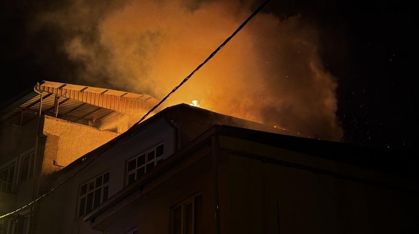 Bursa'da oto tamirhanesinde çıkan yangın hasara neden oldu