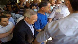 Aziz Yıldırım'ı gözaltına alan polisler...