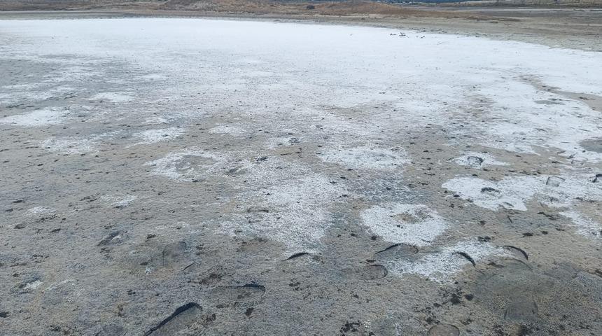Edirne'de gölün suyu buharlaştı, ortaya bu manzara çıktı! Vatandaşların ilgisini çekiyor