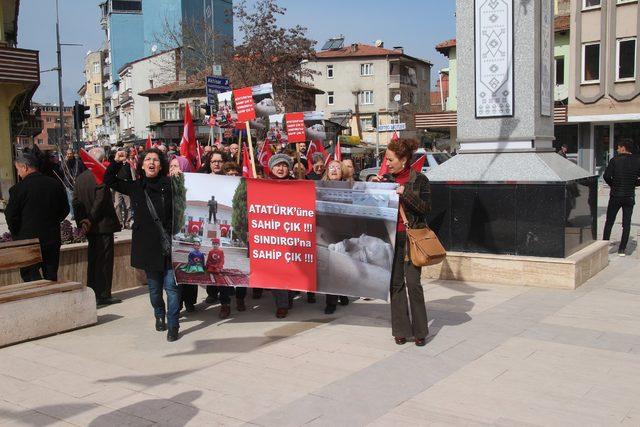 CHP, Sındırgı'daki Atatürk heykelinin yerine konulması için yürüdü