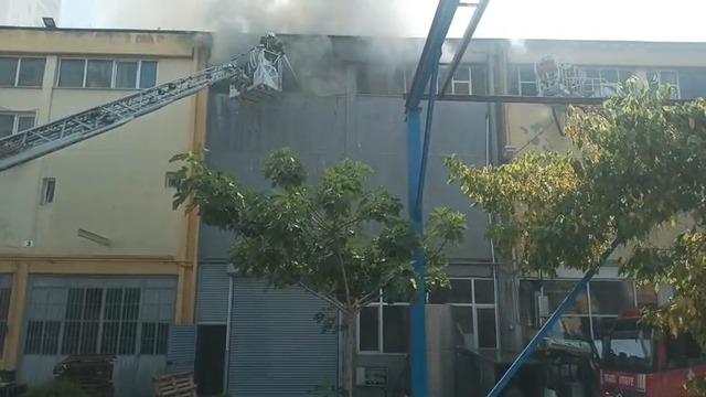 Esenyurt'ta bebek bezi fabrikasında çıkan yangın söndürüldü