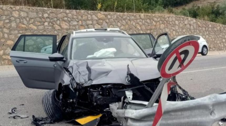 Tokat'ta otomobil bariyerlere çarptı! 8 kişi yaralandı